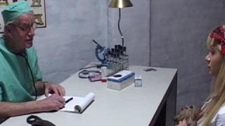 Immagine Una giovane bionda viene scopata dal suo dottore attempato