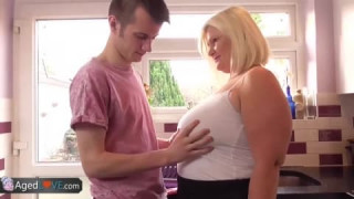 Immagine Porno Mamma e Figlio con bionda tettona che adora il sesso